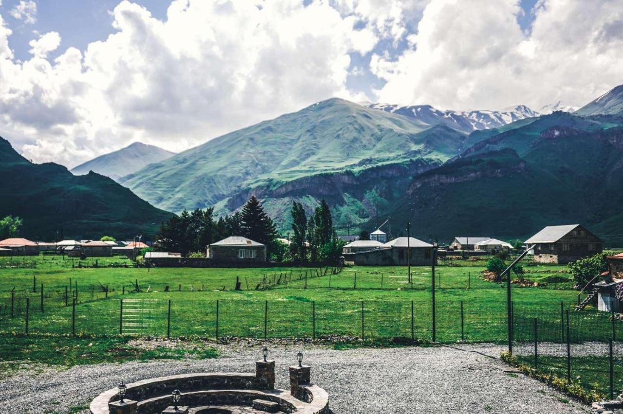 Kazbegi Mountains Hotel Bagian luar foto